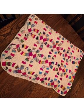 Double Wedding Ring Quilt Scalloped Edges Hand Sewn 70x52 Vintage Scrappy